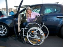 жінка-інвалід в автомобілі