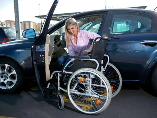 женщина-инвалид в автомобиле