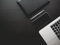 Смартфон та ноутбук