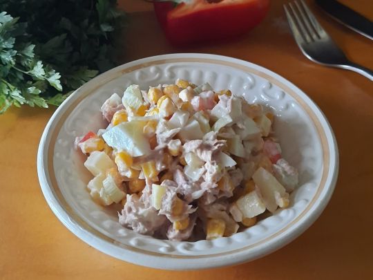 салат із тунцем