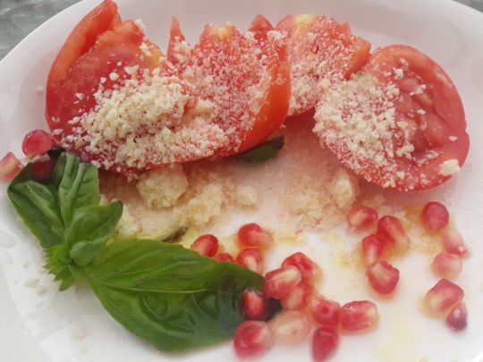 Салат з сиром, часником та зернами граната