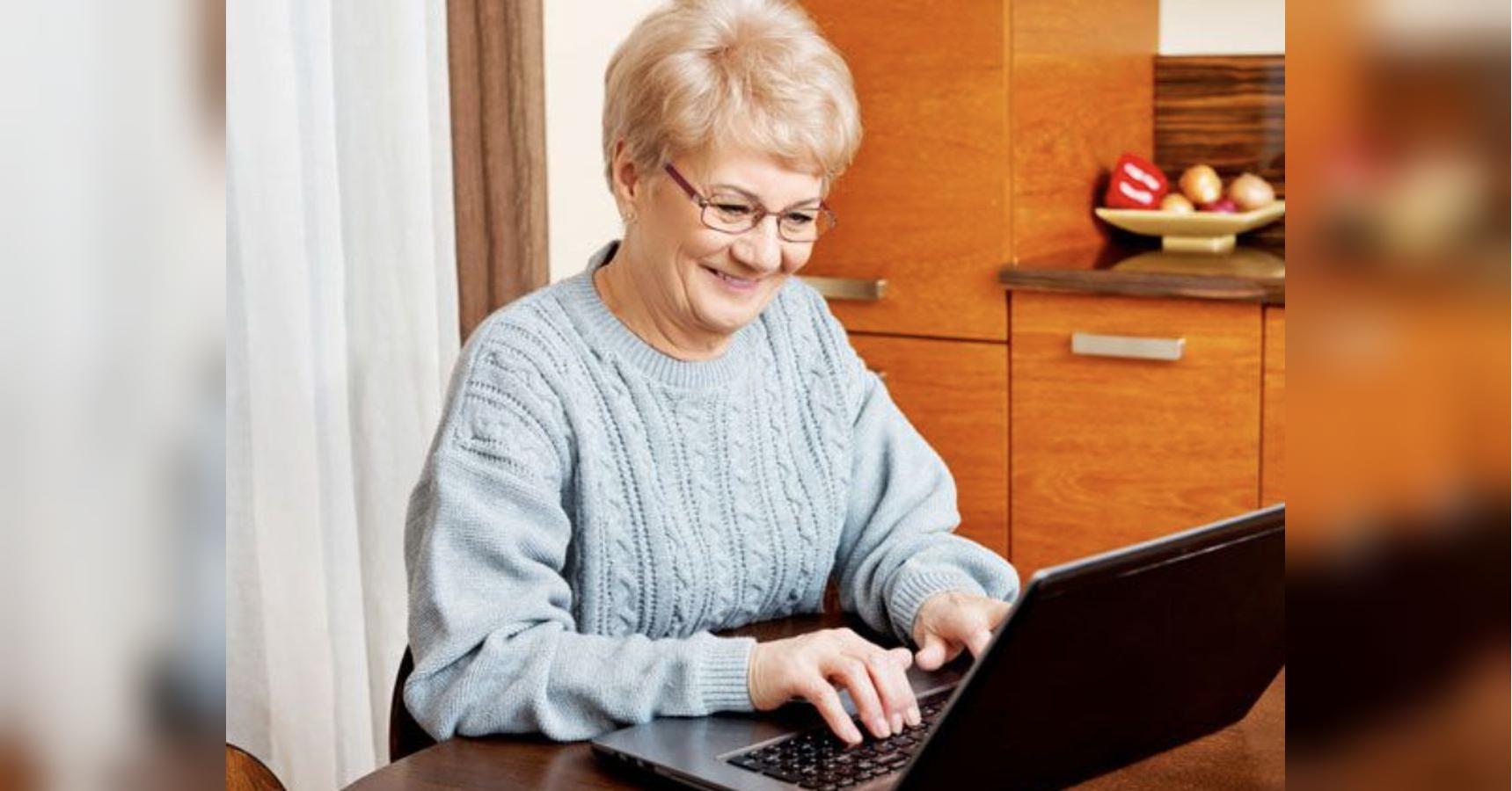 Работа женщинам предпенсионного возраста. Пенсионер за компьютером. Пенсионеры и компьютер. Пожилые за компом. Бабушка и компьютер.