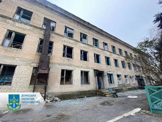 Поврежденная больница в Селидово