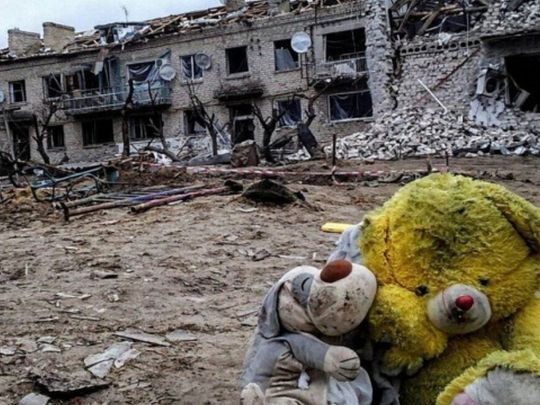 Зруйнований будинок та дитячі іграшки