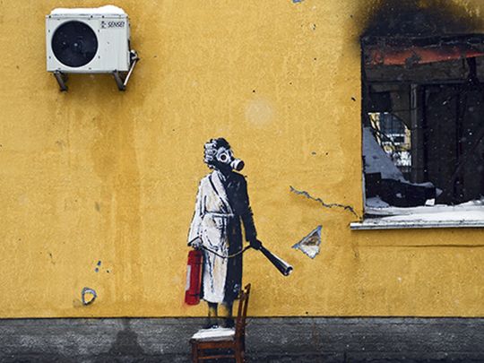 Графіті Бенксі жінка у протигазі з вогнегасником