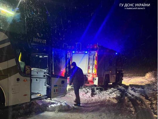 автобус та рятувальники