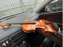 Скрипка в автомобілі
