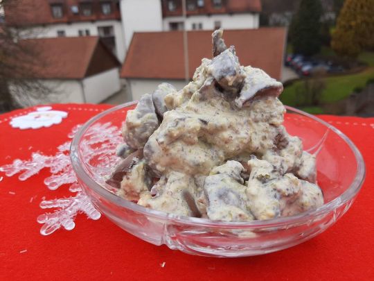 Салат з курячою печінкою та соусом з маринованими огірками