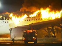 Пожар при столкновении самолетов в аэропорту Ханэда в Токио