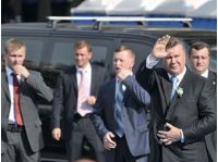 Янукович с охраной
