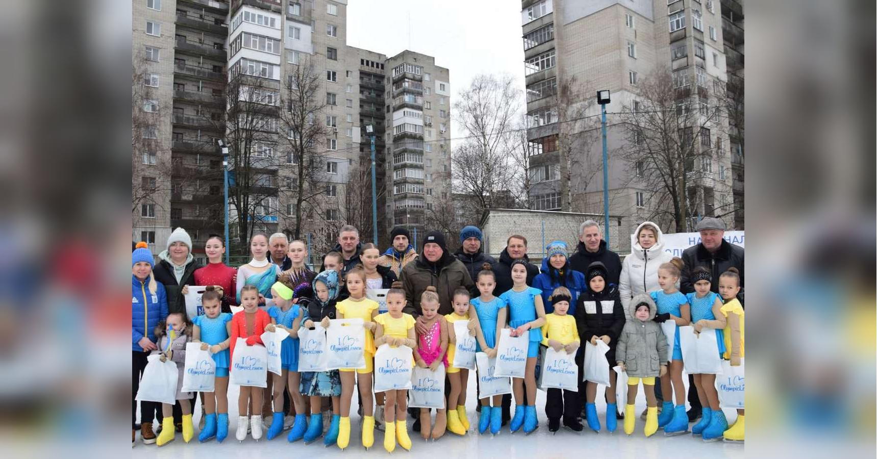 В Сумах чиновники вывели детей на ледовый стадион без верхней одежды -  «ФАКТЫ»