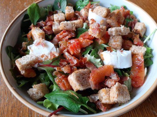 Салат із сухариками, беконом та апельсином