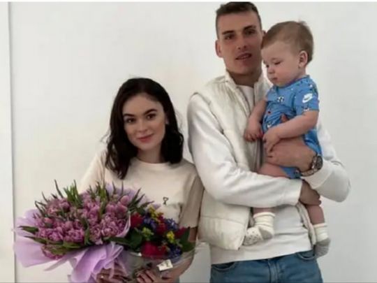 Андрій Лунін з дружиною та сином