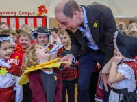 Принц Уильям с детьми в Уэльсе