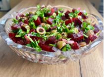 Салат витаминный со свеклой и оливками