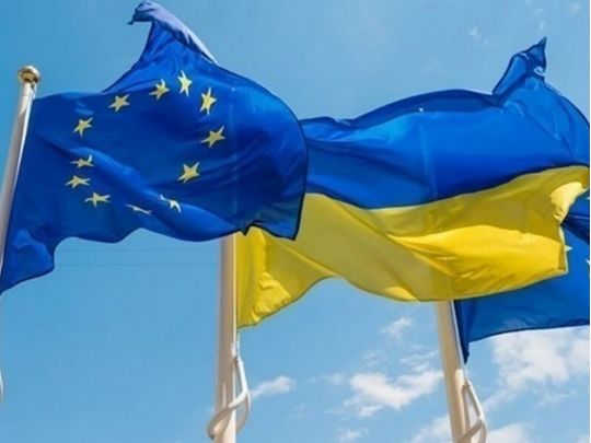 прапори ЄС та України
