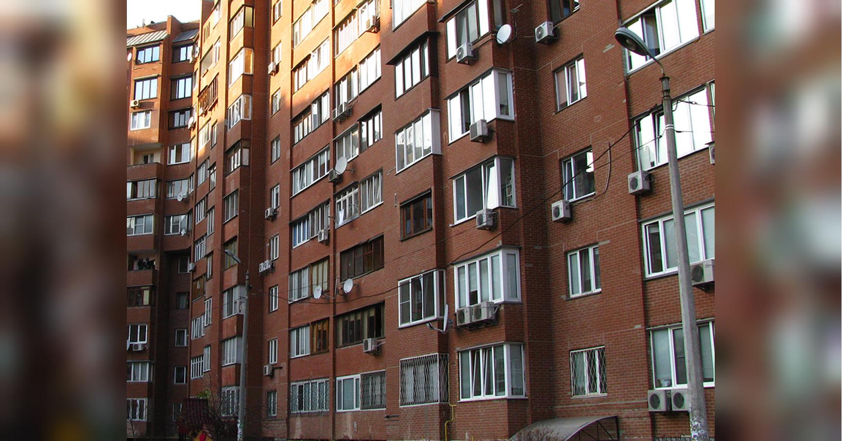 У Києві чоловік стріляв з балкону у двір багатоповерхівки: чим все закінчилось
