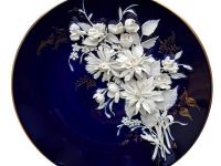 фарфоровые цветы на тарелке