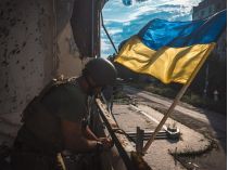 солдат ВСУ с флагом 