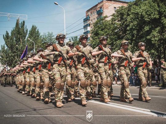 Воїни «азовці» на вулицях мирного Маріуполя