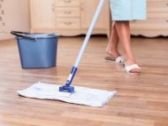 Навіщо досвідчені домогосподарки додають сіль у&nbsp;воду для миття підлоги