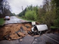 Трагедія на&nbsp;Київщини: мікроавтобус з&nbsp;9 пасажирами провалився під землю, двоє людей загинуло