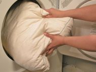 Перьевую подушку можно стирать в&nbsp;машинке: как это лучше сделать