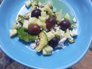 Салат з бринзою, огірком та оливками