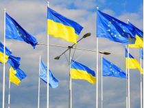 прапори ЄС та України