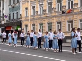 Выпускники харьковских школ репетируют на улицах в 5.30 утра. Фото Яна Доброносова