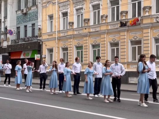 Выпускники харьковских школ репетируют на улицах в 5.30 утра. Фото Яна Доброносова