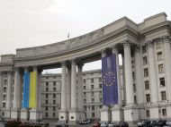 МИД распорядился возобновить предоставление услуг украинцам призывного возраста за&nbsp;рубежом