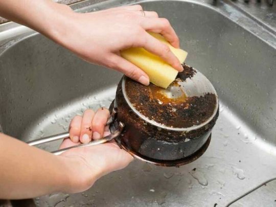Як вимити сковороди та каструлі до блиску
