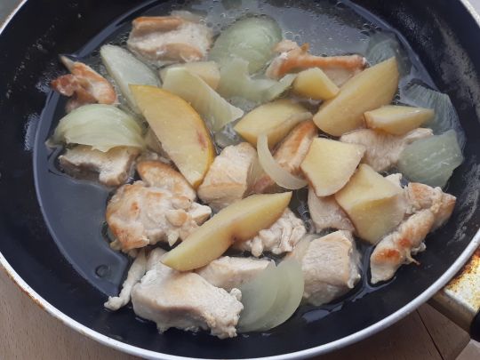 Куряче філе, тушковане з цибулею та яблуками