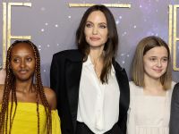 Анджелина Джоли с дочерьми Захарой и Вивьен