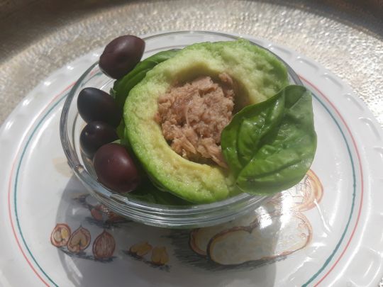 авокадо с тунцом