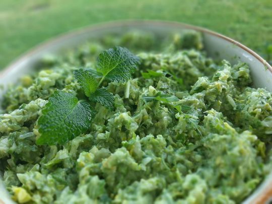 Зеленый салат с соусом из авокадо 