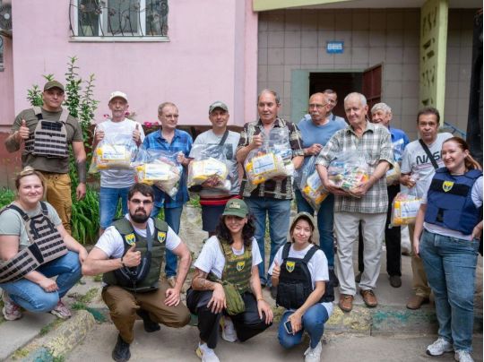 Українські волонтери та благодійники продовжують допомагати мешканцям Херсону