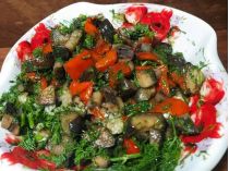 Салат с баклажанами, перцем и грибами