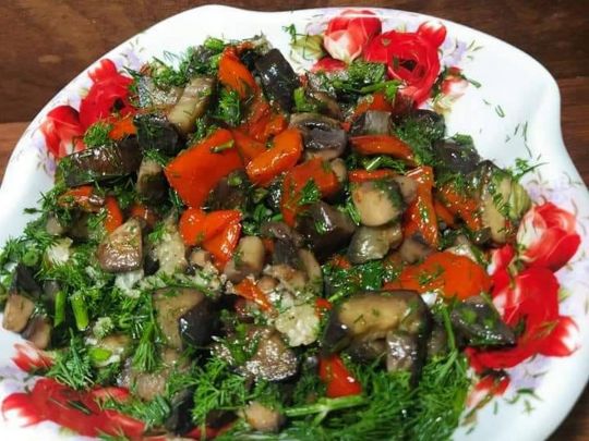 Салат з баклажанами, перцем та грибами
