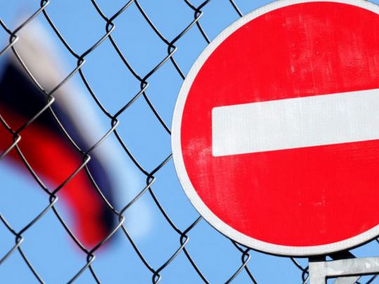 знак Стоп и российский флаг