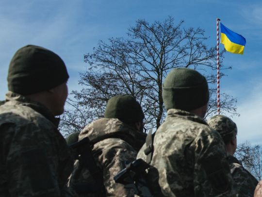 Бойцы ВСУ и флаг Украины