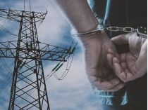 электроэнергия и руки в наручниках