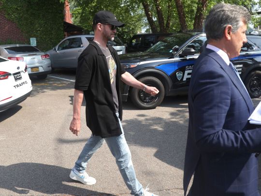 Джастин Тимберлейк с адвокатом выходит из суда после ареста