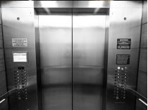 Обесточенный лифт