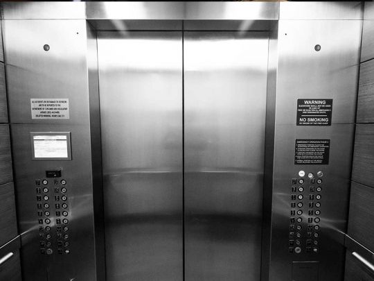 Обесточенный лифт