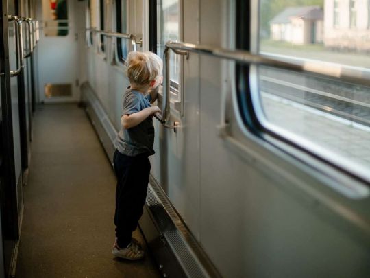 Ребенок в вагоне поезда