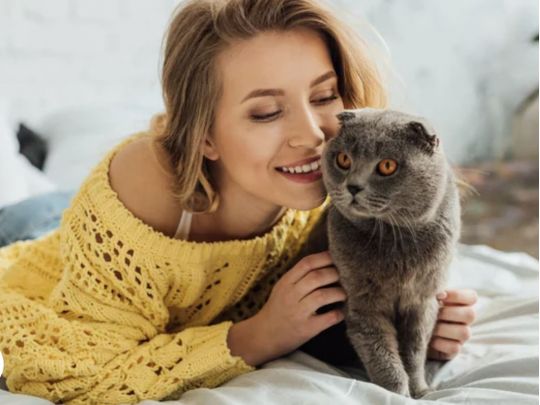дівчина з котом