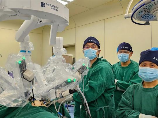Лікар Ло Цинцюань під час дистанційної операції