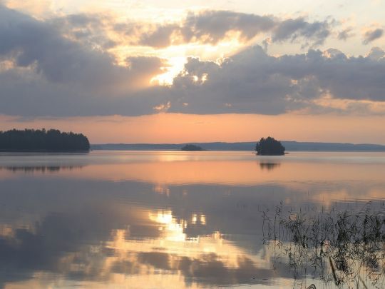 Захід сонця над озером
